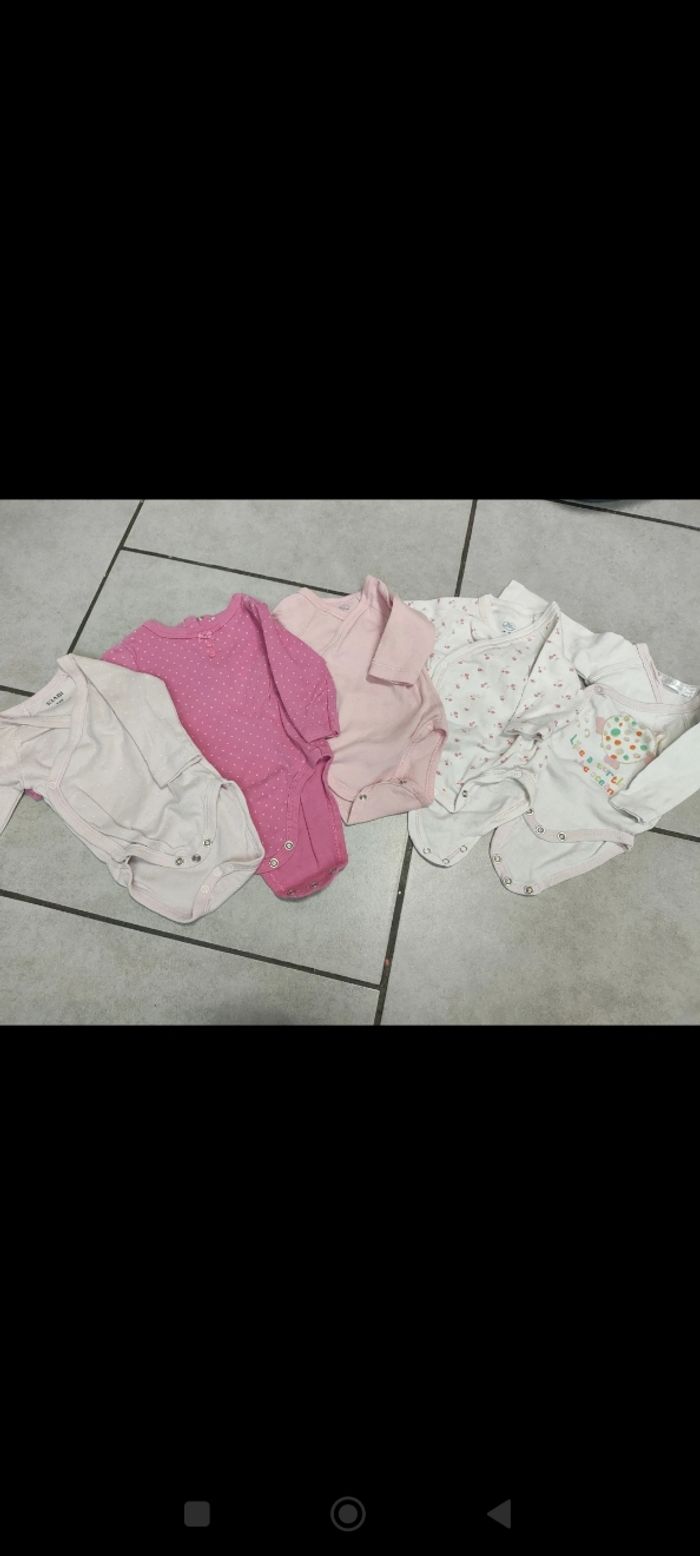 Lot de 5 body en un mois