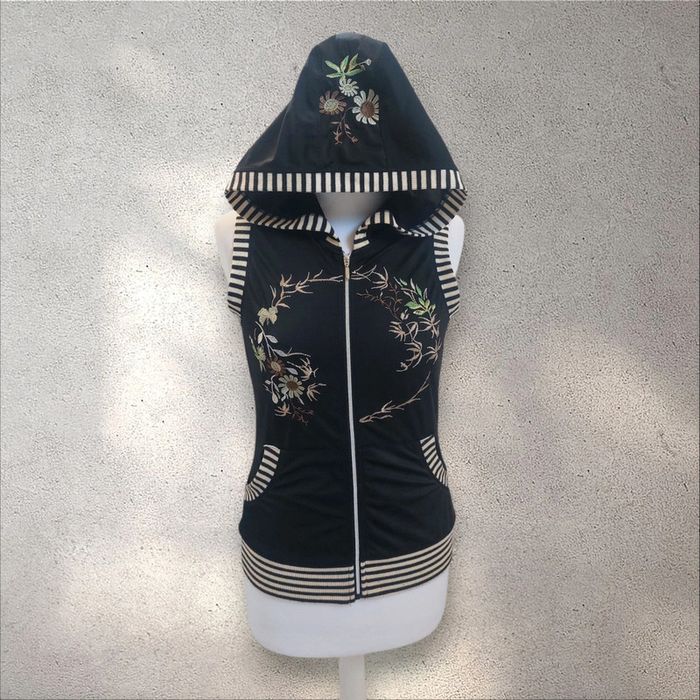 Veste à capuche satinée à motifs brodés sans manche taille S - photo numéro 2