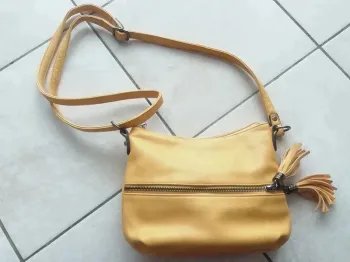 Petit sac à bandoulière ton moutarde.