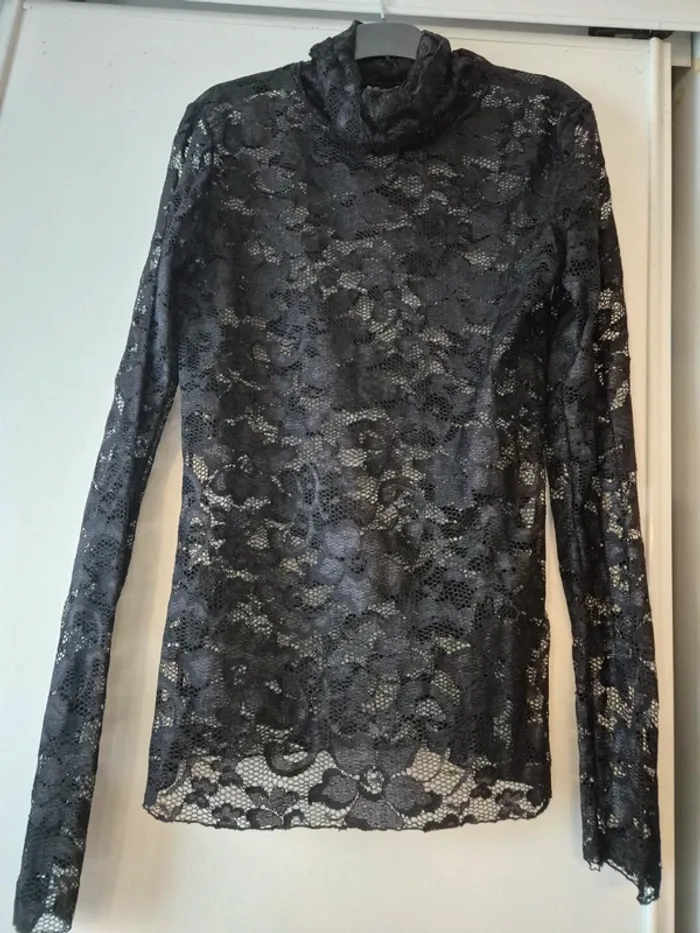 Blouse noire transparente à dentelle avec col