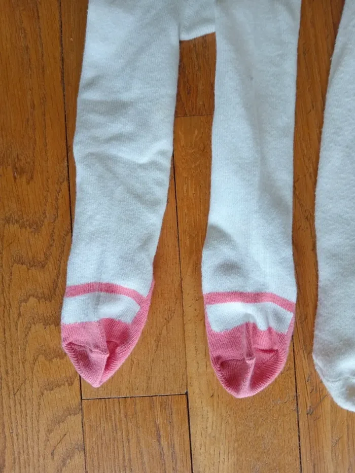 Lot 2 collants fille 6-9 mois - 1 neuf, 1 TBE - photo numéro 3