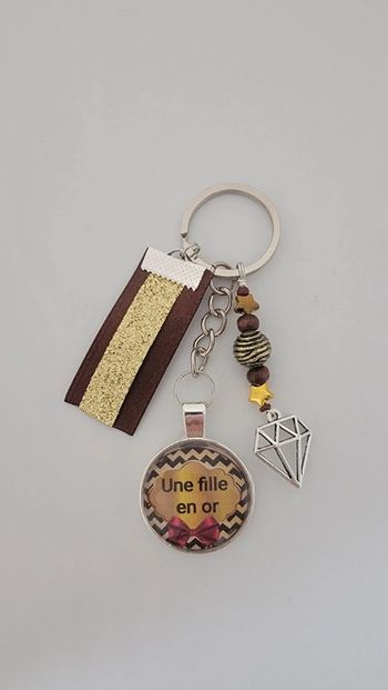 Cadeau ma fille, bijoux de sac ou marque page : une fille en or