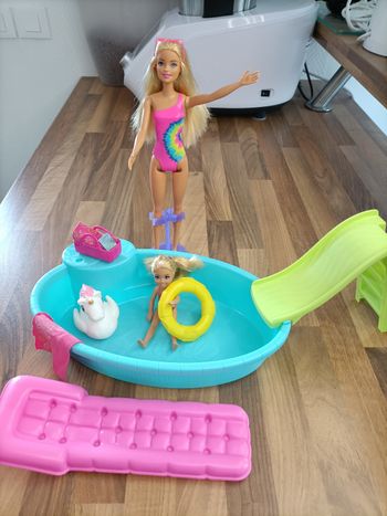 Barbie à la piscine avec sa fille 🌴