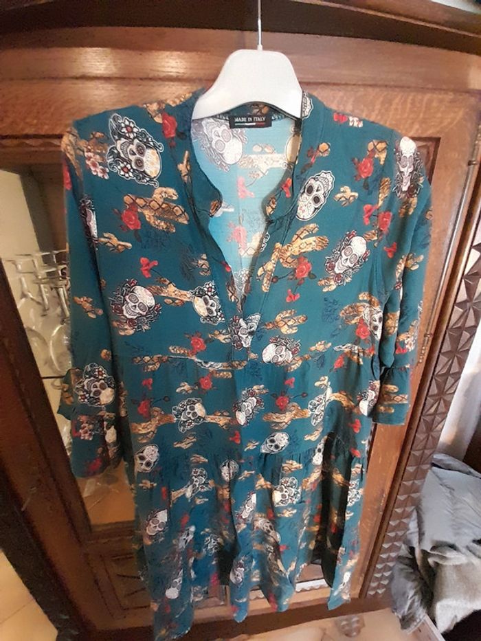 Robe fond vert et motifs multicolores