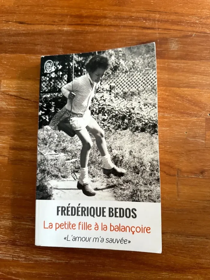 Livre la petite fille à la balançoire