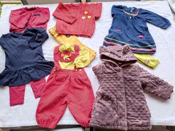 Lot 4 ensembles et 1 manteau fille 12 mois demi saison hiver