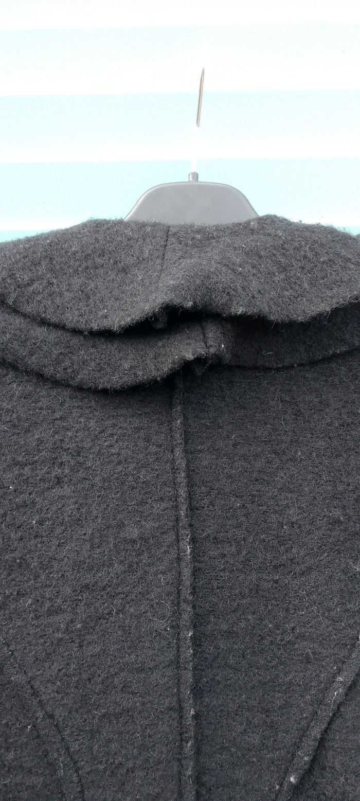 Joli manteau exxe paris en lainage. Avec des volants au col et en bas . Poches  . Bien chaud .3 boutons devant. 70 % de laine taille 40 - photo numéro 2