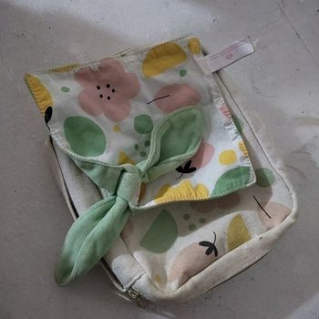 Trousse de maternité et Doudou lapin Clarins 