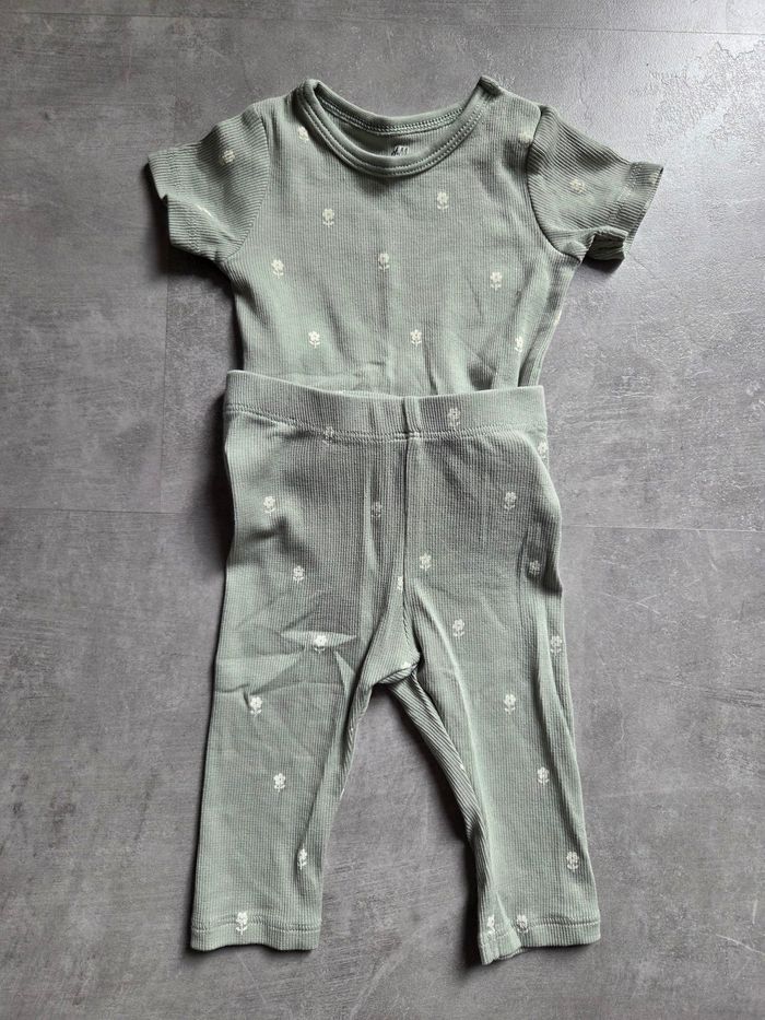 Ensemble bodie MC + legging côtelé h&m 2-4mois - photo numéro 4