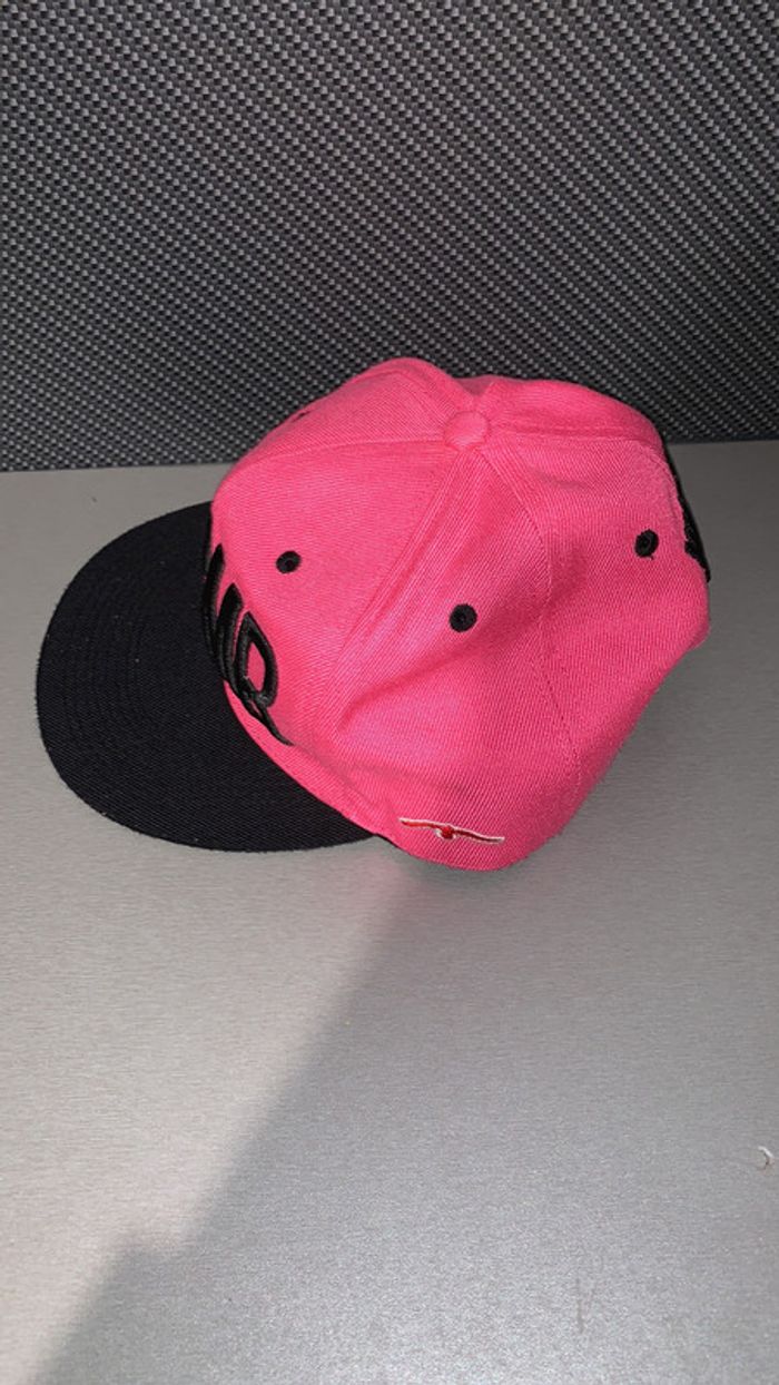 Casquette ymcmb rose et noire 💙 - photo numéro 2