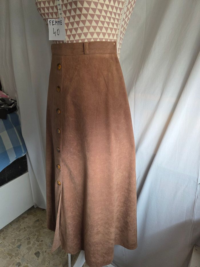 Jupe, marron, en excellent état, en polyester, fermeture dos par zip& bouton, largeur de taille 35cm, longueur 82cm, marque C&A=8€ - photo numéro 2