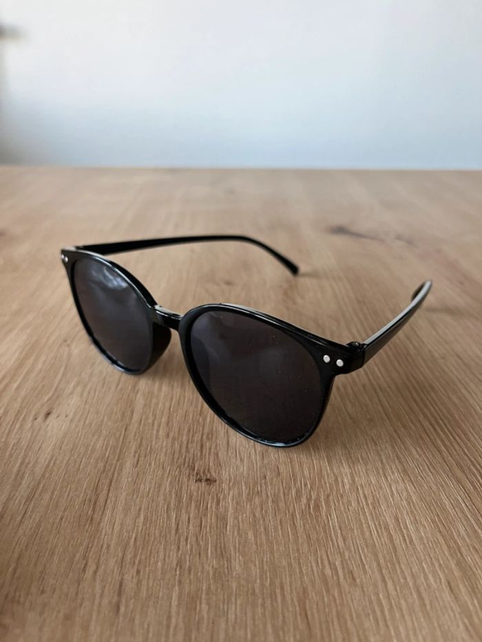 Lunettes de soleil femmes neuves