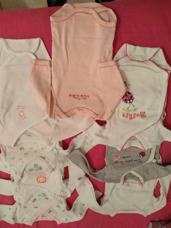 Lots 8 bodies 3 mois