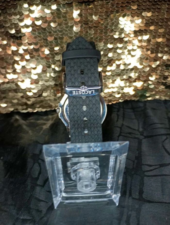 Montre Lacoste noire et argentée. - photo numéro 6