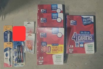 Lot de fournitures scolaires neuves- cahiers, feuilles, stylos