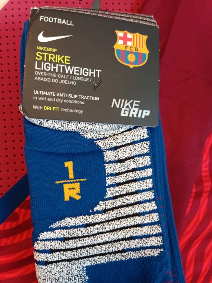 Maillot de foot FC Barcelone + chaussettes, Nike Authentique Officiel taille enfant 12/13 ans, Neuf - photo numéro 7