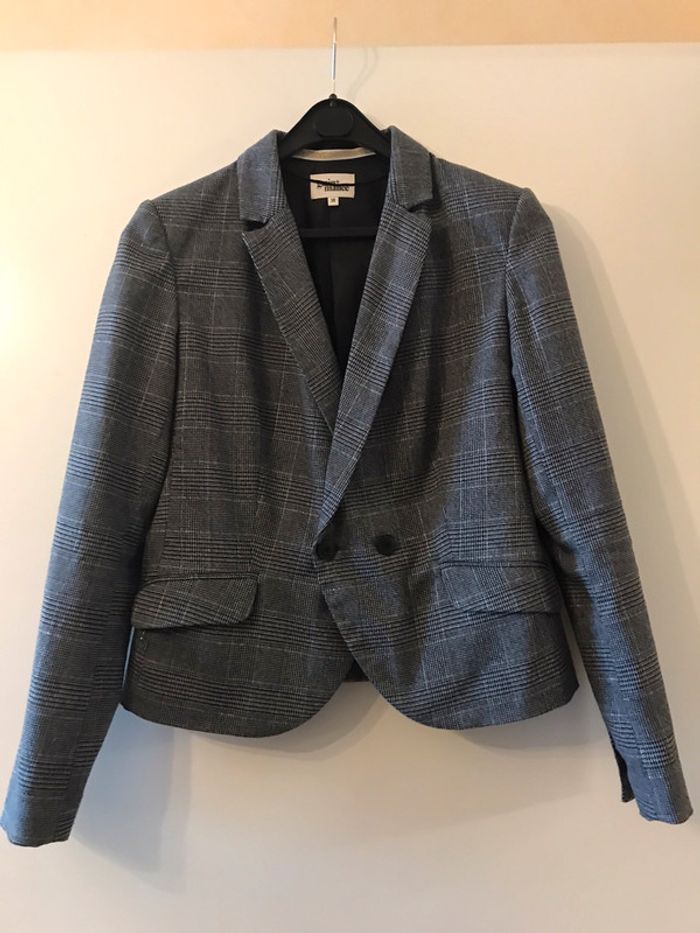 Veste grise et argentée