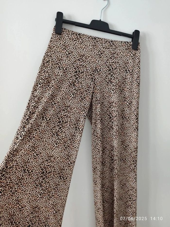Pantalón flare elástico con estampado animal print de leopardo de Stradivarius - photo numéro 3