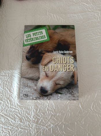 Livre les petits vétérinaires " chiots en danger"