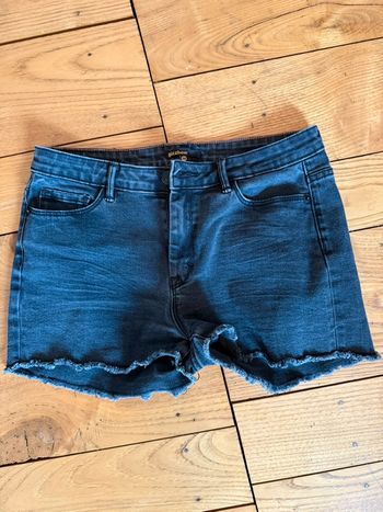 Short en jean noir en très bon état bizzbee taille 38