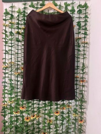 Jupe noire fluide mi-longue en satin