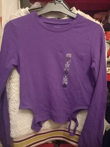 Haut t.s découpe sur les.cotes à la taille