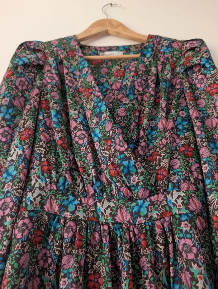 Robe manche bouffante fleurie satiné bleu rose cache-cœur moderne élégante Mango taille 34 - photo numéro 7