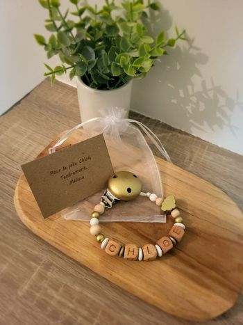 Attache-tétine bois doré