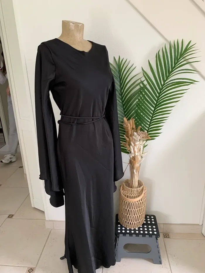 Magnifique robe longue satinée avec manches chauve souris