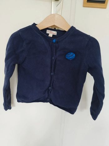 Gilet bleu marine détail visage relief