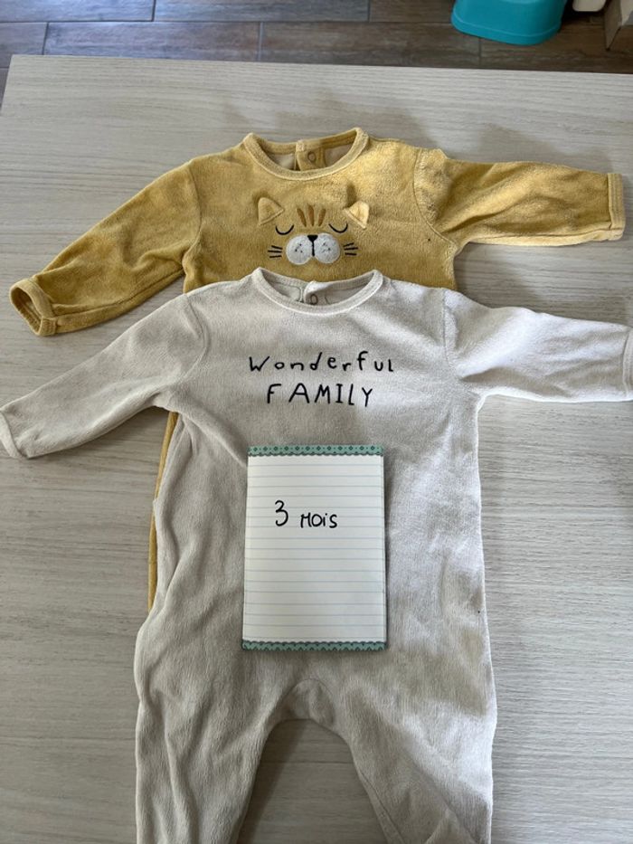 2 pyjamas blanc et jaune Kiabi 3 mois