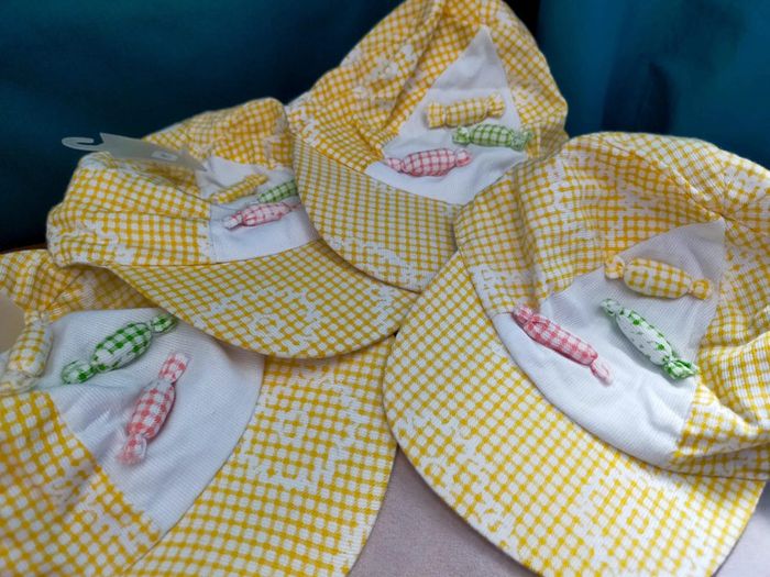 Casquette bébé à carreaux jaune – motif bonbons 3D - photo numéro 5