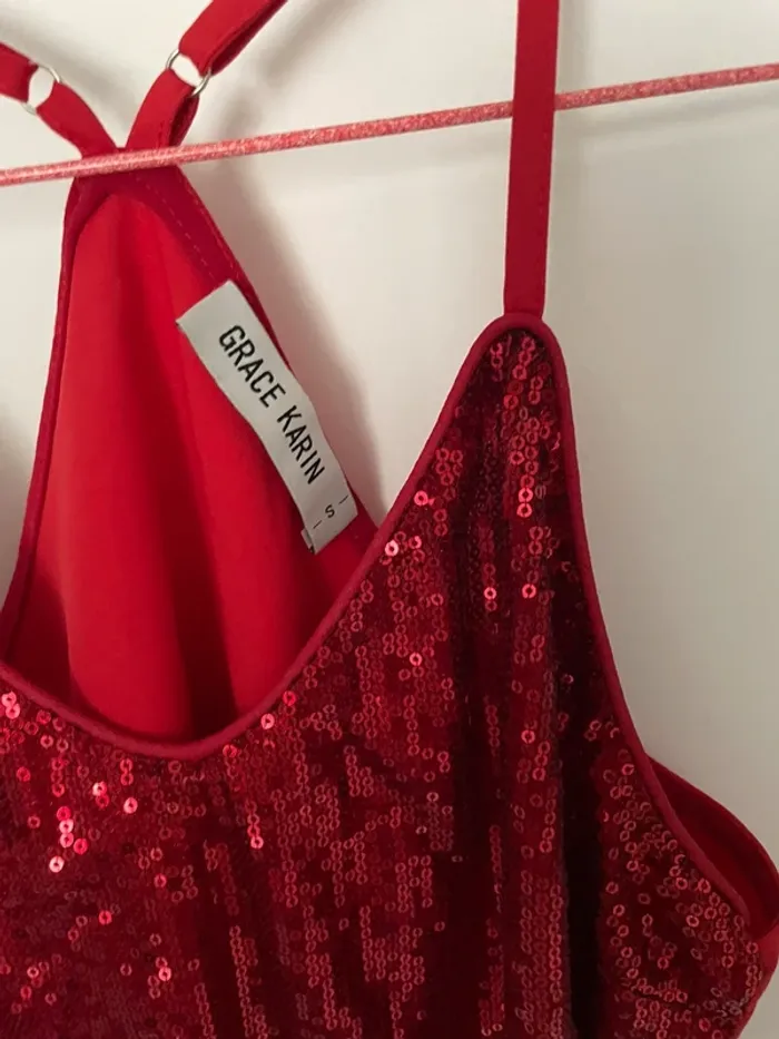 Haut a paillettes rouge - photo numéro 2