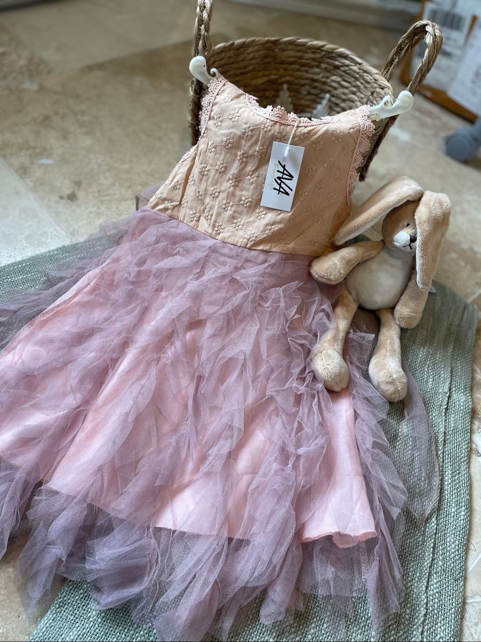 Magnifique robe  neuve avec étiquette, parfaite pour les fêtes, anniversaires ou occasions spéciales. - photo numéro 6