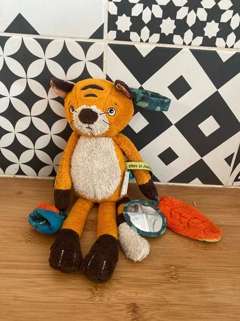 Doudou tigre d’activité à suspendre - dans la jungle Moulin roty