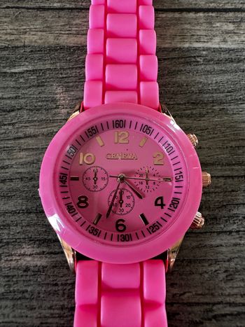 Montre fantaisie en plastique rose n’2