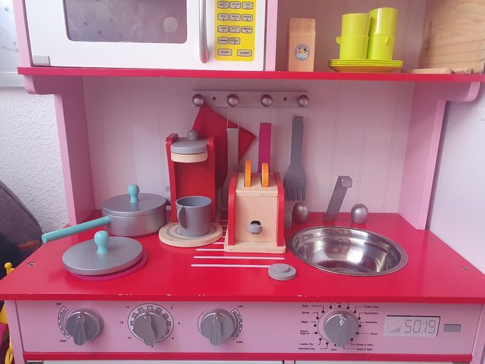 Cuisine en bois avec accessoires - photo numéro 2