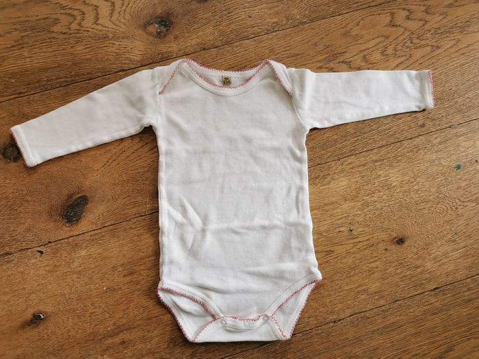 Lot 3 bodies 6 mois dont 2 Winnie l'ourson - photo numéro 7