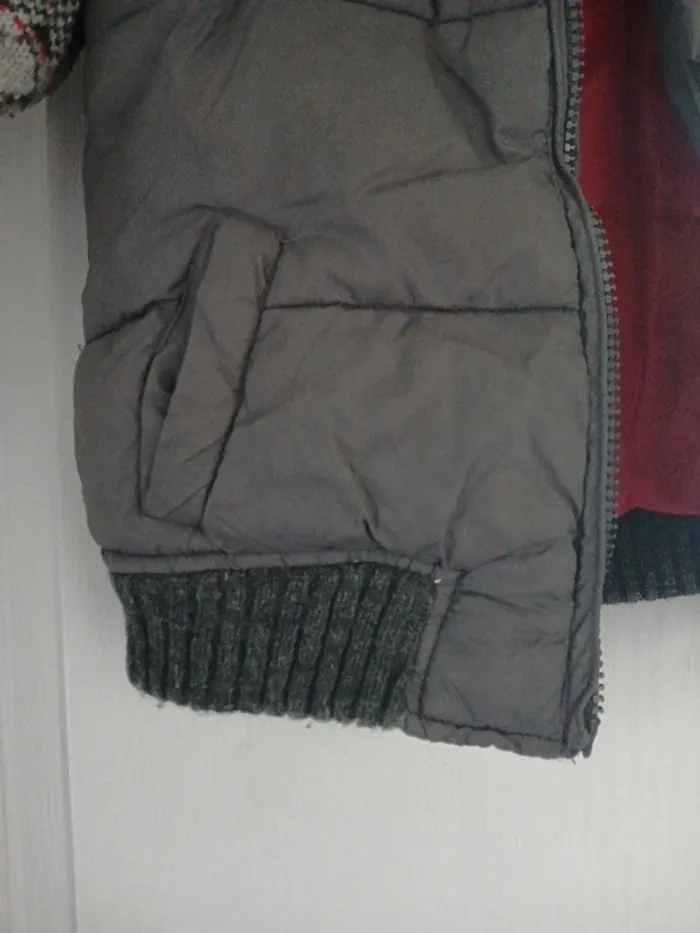 Blouson gris et rouge - photo numéro 3