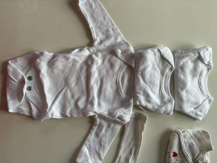 Lots de bodys et 1 pyjama taille naissance - photo numéro 2