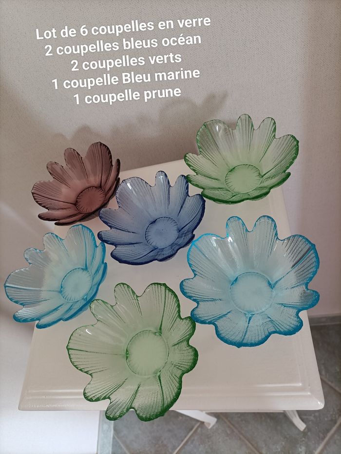 6 coupelles colorés en TB état voir neuf