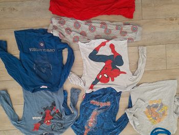 Lot de t-shirts et bas pyjamas 6 ans