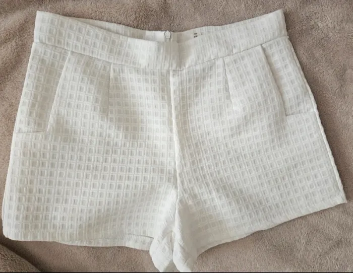 Short blanc Taille L ( plutôt un petit M) Neuf - photo numéro 2