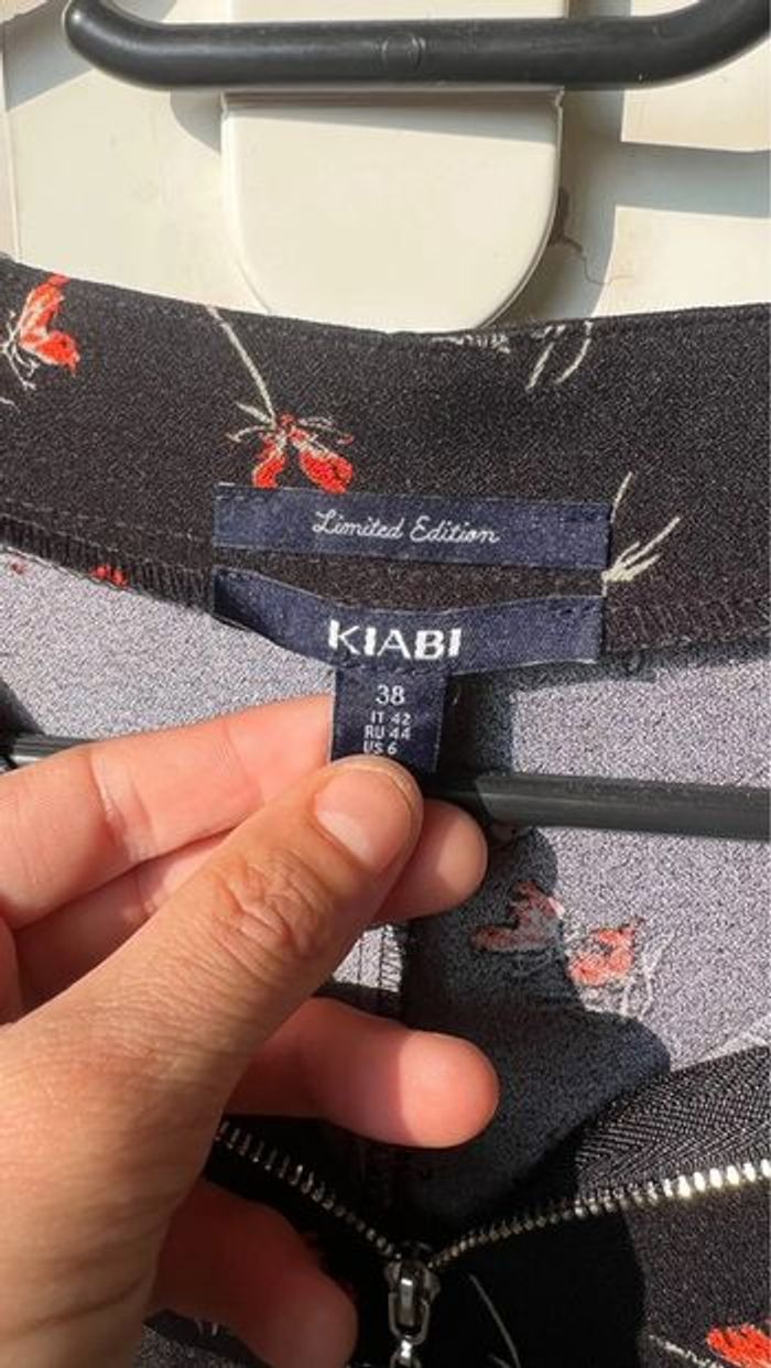 Robe noire à fleurs rouges Kiabi, Limited Edition, taille 38 - photo numéro 2