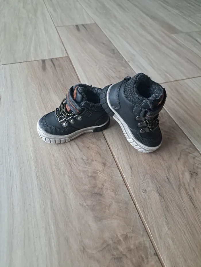 Chaussure montante taille 19