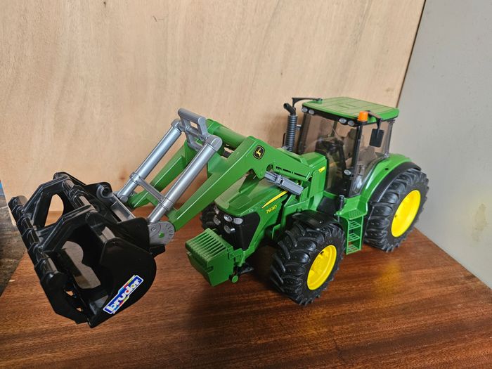 John Deere 7930 + chargeur Bruder - photo numéro 2