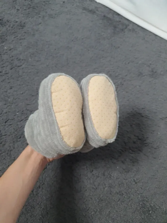 Petits chaussons fourrés - photo numéro 3