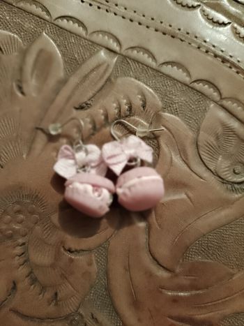 boucles d'oreilles de macarons roses clairs.