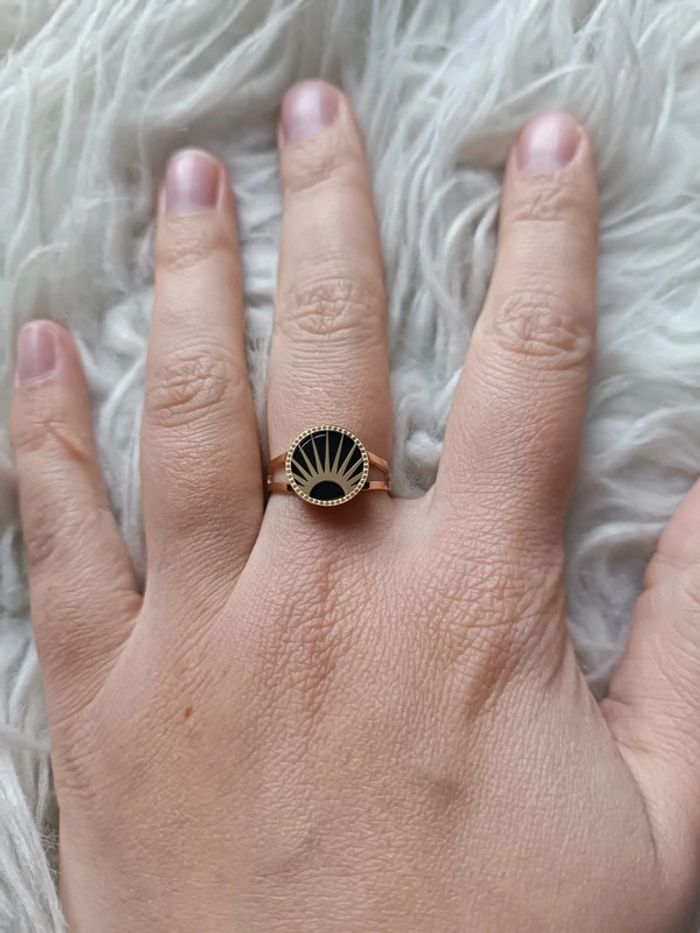 Bague dorée en acier inoxydable motif soleil et pierre noire Bohm Neuf - photo numéro 3