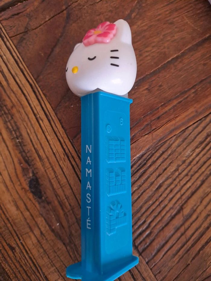 Distributeur pez collection hello kitty namasté bleu - photo numéro 2